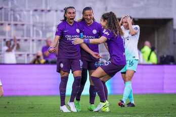 Marta celebra con sus compañeras el gol que confirmaba el pase de Orlando Pride a la final de la NWSL.