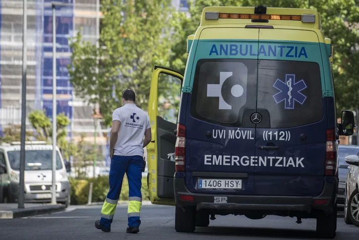 Una ambulancia de Emergencias atiende una urgencia sanitaria en Donostia.