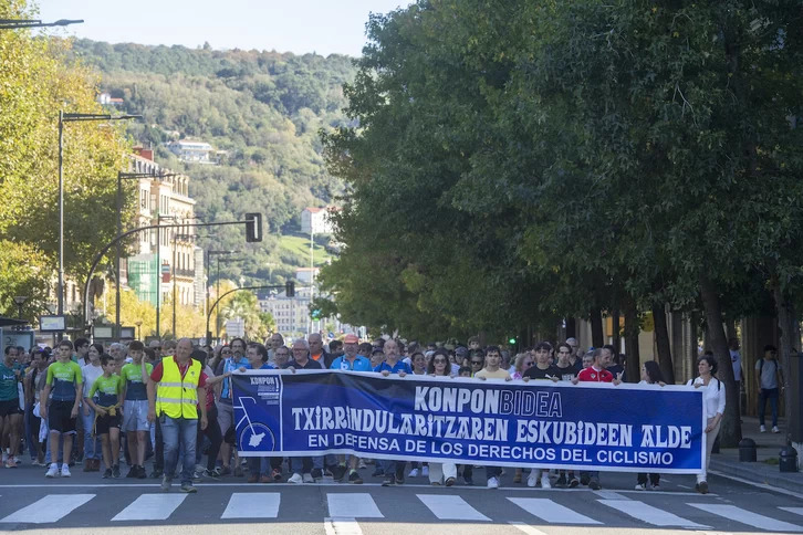 «Konponbidea; txirrindularitzan eskubideen alde» lelopean egin zen manifestazioa.