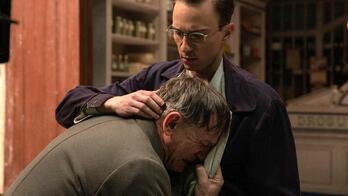 Daniel Craig y Drew Starkey en una escena de la película