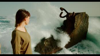 Jone Laspiur eta atzean Haizearen orrazia eskultura