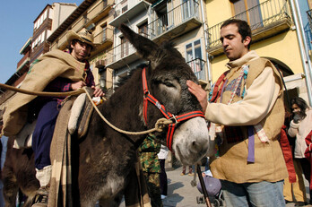 Aldabika da Lizarrako herri inauterietan gaitz guztien errudun egiten duena. 2005eko inauteriak.