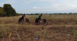 Pello Alberdik eta Jon Rodriguezek Hego Afrikatik Euskal Herrirainoko bidaia egin zuten bizikletaz Pello Alberdik eta Jon Rodriguezek Hego Afrikatik Euskal Herrirainoko bidaia egin zuten bizikletaz