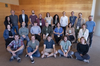 'Crystal' proiektuaren talde argazkia, Ines Torres erdian dagoela (urdinez jantzita).