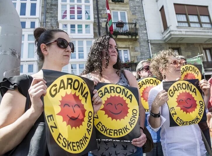 Energia nuklearraren aurkako mobilizazioa Gasteizen, ABBren egoitzaren aurrean, artxiboko irudian.