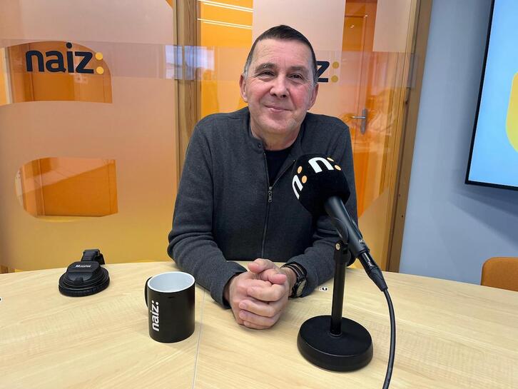 Arnaldo Otegi, EH Bilduko idazkari orokorra NAIZ Irratiko estudio zentralean