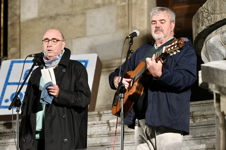 Gorka Knörr (eskuinean) Lluis Llachekin batera Bilbon Sarek deitutako manifestazioan.