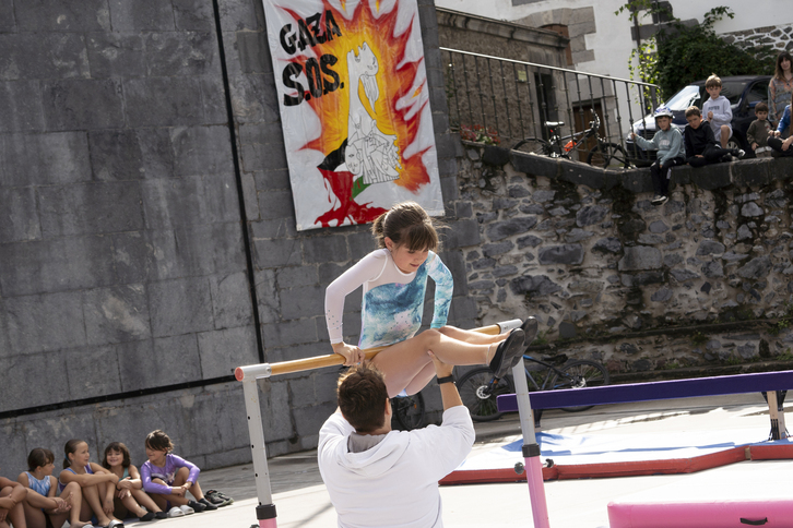 Kirol jarduerak Leitzako plazan.