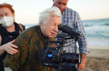 Helena Bengoetxeak zuzendutako 'Matrioskas' dokumentalaleko protagonistetako bat, Teresa Alonso, objektibotik begira