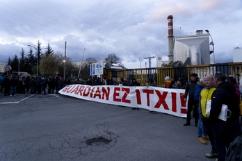 Guardianen lantegiaren aurrean langileek asteazkenean egindako elkarretaratzea.