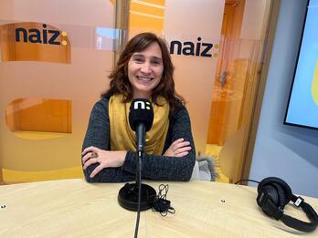 Miren Echeveste EPko ordezkaria Naiz Irratiko estudioetan.