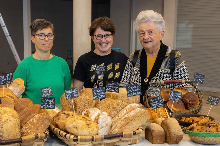 Aizpea Izagirre eta beste bi lagun azokan, ogia saltzen