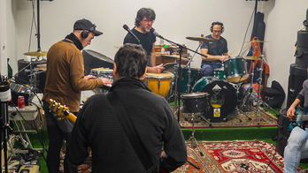 Buitraker Hatortxurako prestatzen ari da lokalean.