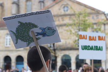 Guggenheim Urdaibai Stop plataformak deitutako manifestazio baten irudia.
