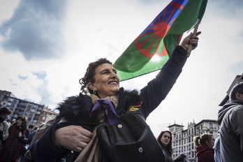 Ijito herriaren bandera eskuan, protestan zegoen emakume baten artxibo irudia.