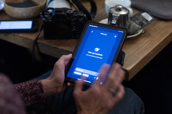 Una persona utiliza el «chatbot» DeepSeek en un dispositivo móvil. 