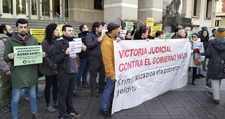 Elkarretaratzea Bilboko Justizia Jauregiaren aurrean
