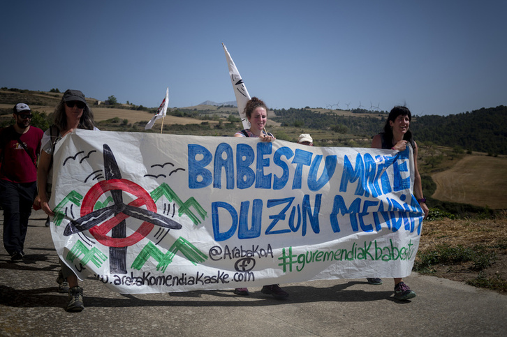 Arabako Mendiak Aske taldeak antolatuta, haize proiektuen aurkako martxa, Oionen. Artxiboko argazkia.