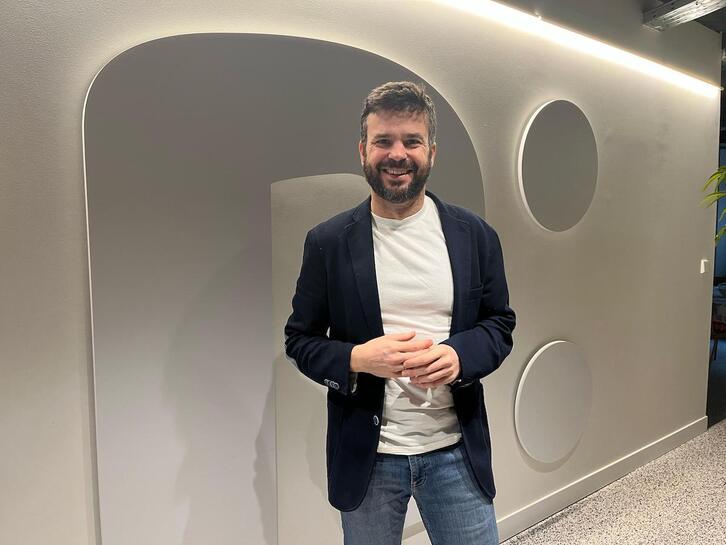 Paul Blasi, PSE-EEko programa eta ikerketa idazkaria Bilboko estudioan