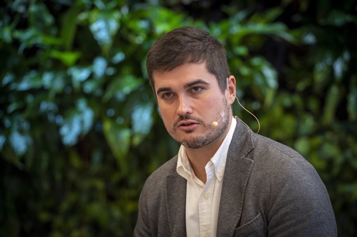 Kris Prieto, artxiboko argazki batean.