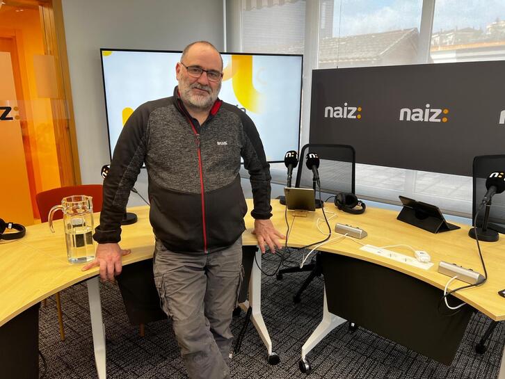 Paxkal Indo Naiz Irratiarenn artxibo irudi batean.