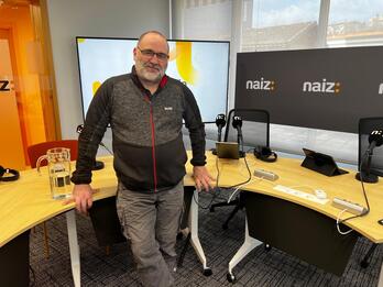 Paxkal Indo Naiz Irratiarenn artxibo irudi batean. 