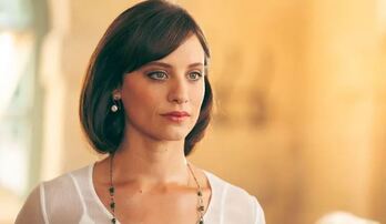 Michelle Jenner en una escena de 'El secreto del orfebre'