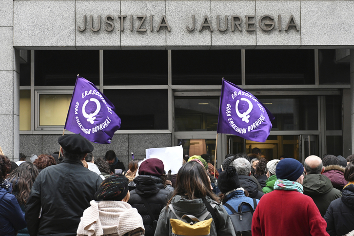 Sare Feministak babesa eman zion biktimari auzitegien kanpoaldetik.