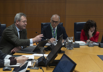 Bingen Zupiria Segurtasun Sailburua (ezkerrean) legebiltzarreko batzordean.