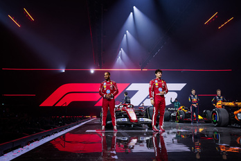 Los Ferrari de Hamilton y Leclerc intentarán batir al Redl Bull de Verstappen, al fondo.