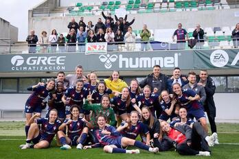 La expedición del Eibar celebra la victoria contra el Betis.