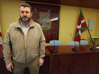 Norberto Emazabel Hondarribiako Arrantzaleen Kofradiako egoan.