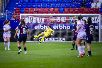 Astralaga se ha hecho con la titularidad en el Eibar, donde juega cedida por el Athletic.