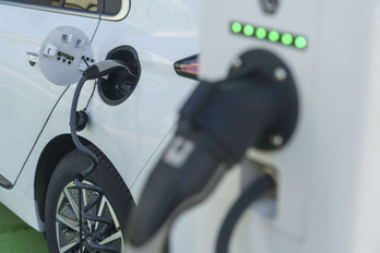 Auto elektriko bat kargatzen