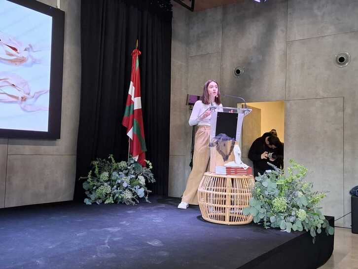 Maria Laespada historialaria, liburuaren aurkezpen batean. 