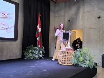 Maria Laespada historialaria, liburuaren aurkezpen batean. 