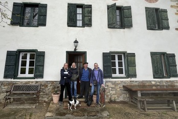 Robles-Arangiz anaiak eta Xebax Christy 'Leku Eder' etxearen atarian. 