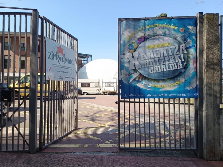 Barakaldoko Zirkodomoa, BAI antzerki eskolaren parean.