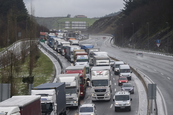 Autorik ez izatea planteatzen du desazkundeak, hortik datorrelako gure kontsumoaren zati handi bat. Baina herrietan bizi den jendeak ez du sarri alternatibarik, garraio publikoa antolatzea falta da.