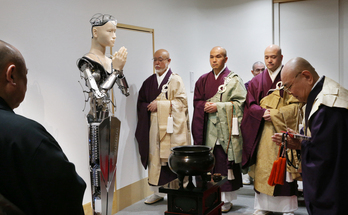 Monjes celebran una ceremoniadel androide Kannon Mindar en el templo Kodaiji de Kioto.