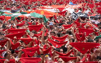 Gentío en la Plaza del Ayuntamiento, instantes antes del lanzamiento del cohete sanferminero.
