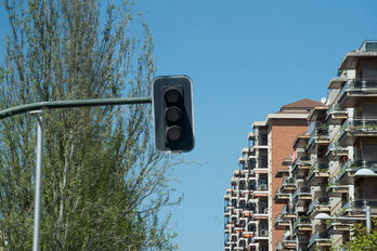 Semaforo itzali bat Iruñean