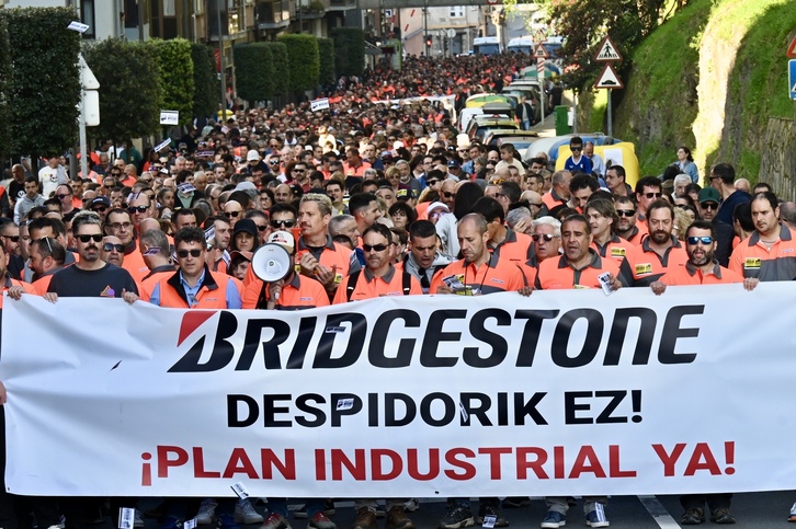 Bridgestoneko langileen manifestazioa kaleratzeen aurka protesta egiteko.