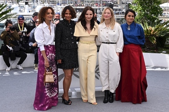 El jurado oficial de Cannes, con la presidenta Juliette Binoche (centro) al frente.