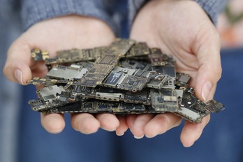 Restos de elementos electrónicos para desechar.