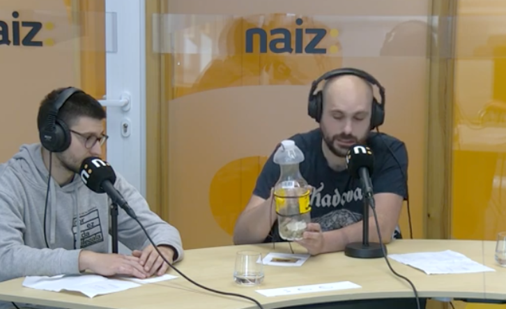 Nestor Uranga eta Mattin Jauregi, liztorren tranpa eskuan.