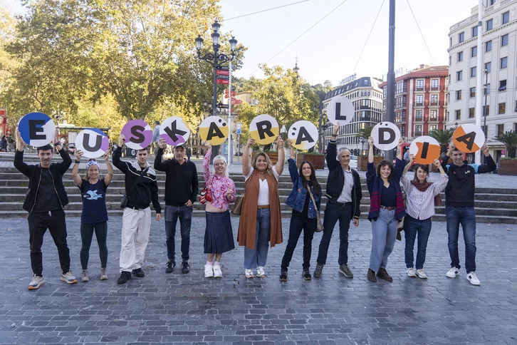 Euskaraldian enbaxadore lanetan arituko diren lagunen aurkezpen, joan den azaroaren 7an, Bilbon.