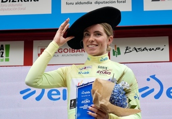 Demi Vollering, con la txapela de ganadora de la Itzulia Women de 2024.
