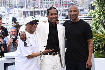 El director Spike Lee, el rapero ASAP Rocky y el actor Denzel Washington en Cannes.