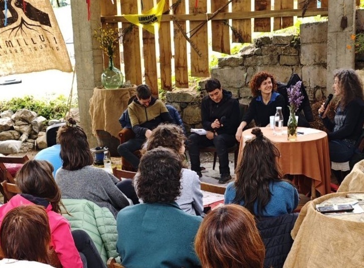 Amillubi etxalde agroekologikoan udaberri festaren harira egin zen mahai iinguruetako bat